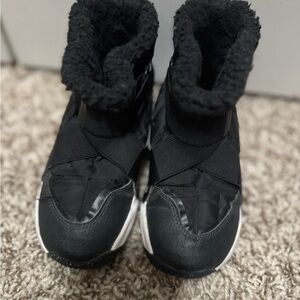 NIKE GIRL Black Shearling-Lined Sneakers